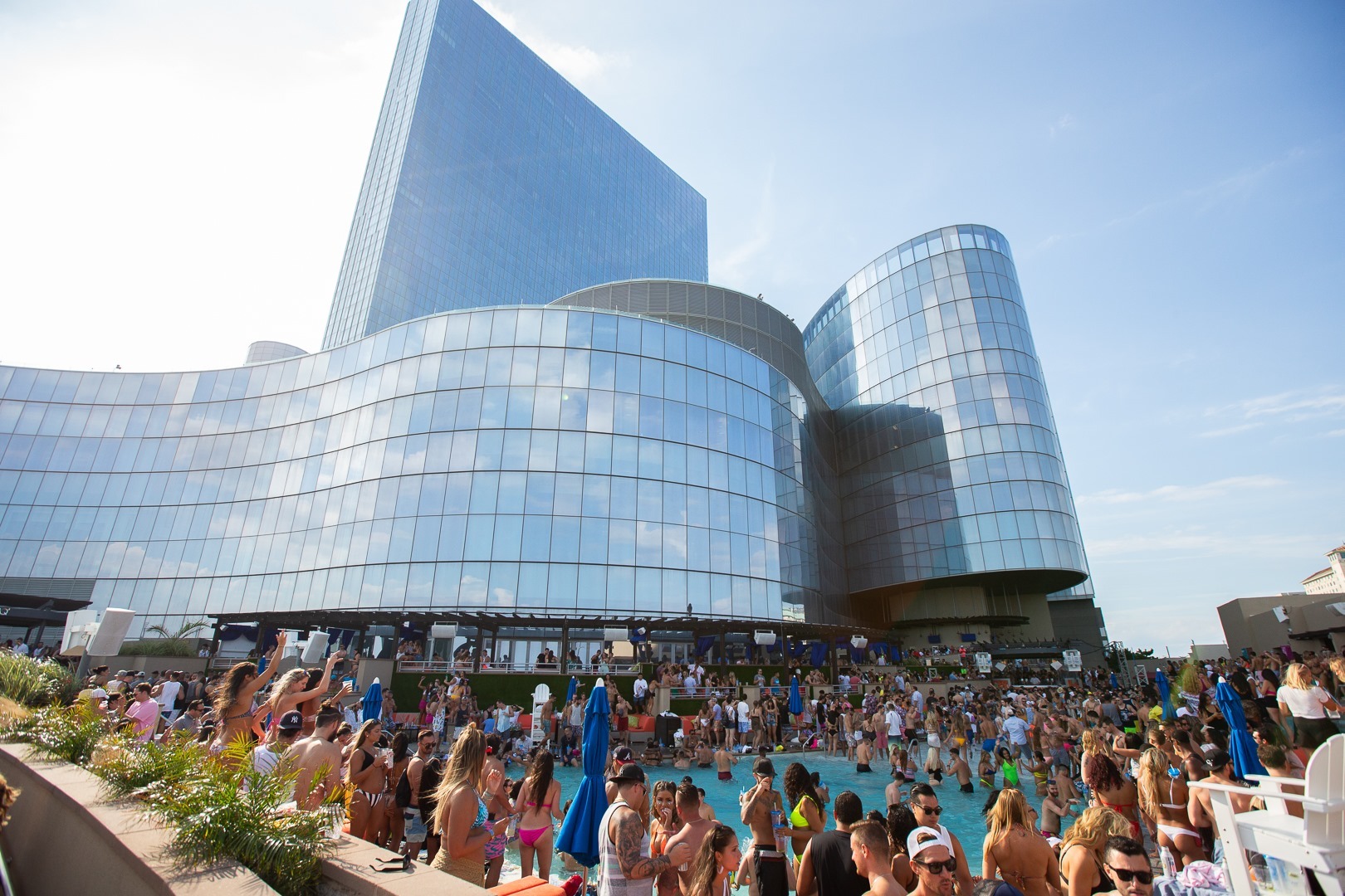 Crowd at HQ2 beachclub